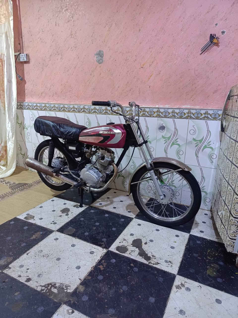 السلام عليكم دراجه للبيع نام ايراني ادوات مكاني بصره القبله سعر الدراجه 350 وبيها مجال ***********
