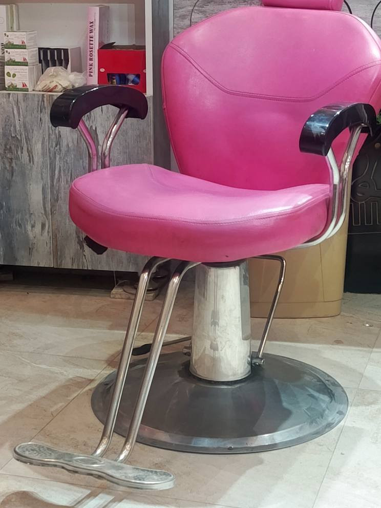 كرسي حلاقه نظيف بسعر مناسب العنوان كربلاء قنطرة السلام  رقم +964 771 684 5355 كربلاء, العراق
