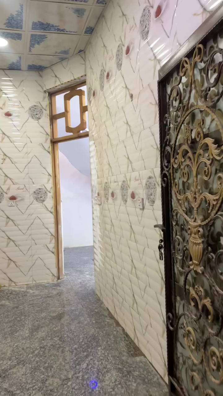 السلام عليكم
دار للبيع المسافة 100 متر مربع 

التفاصيل / كما في الصور والفيديو 

الطابق الارضي ( غرفة نوم + صالة + استقبال + مطبخ + وصحيات خارجية وداخلية ) 

الطابق الاول ( غرفة عدد 2 + صالة كبيرة + مجمع صحيات ) 

الطابق الاول ناقص فقط ارضية 

السطح شتايكر كامل 

العنوان / بابل المسيب (نهاية شارع ميثم التمار او شارع اسواق ام القرى ) 

الشارع تبليط جديد بالكامل مكتمل من ناحية الخدمات ماء وكهرباء 

البيت طابو زراعي سند 25 

السعر 95 مليون 

للاستفسار اكثر الاتصال على الرقم / ***********

او المراسلة على الواتساب او الفيس بوك
