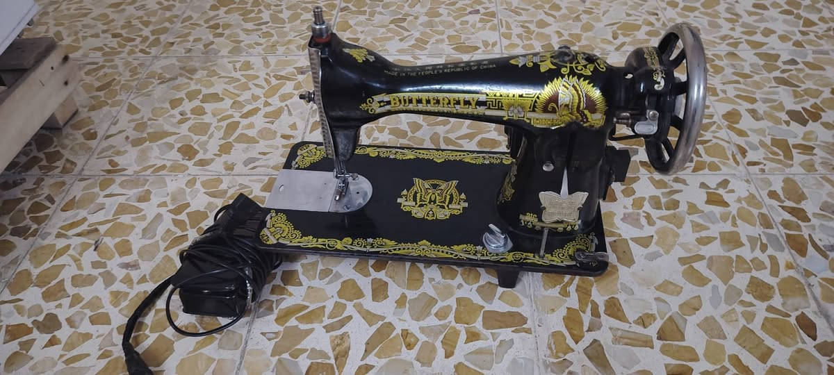 مكينه خياطه للبيع نوعيه قديمه شرط باب اول بس يحتاجله قاعده السعر 75 مكاني حي  الانتصار 
***********
