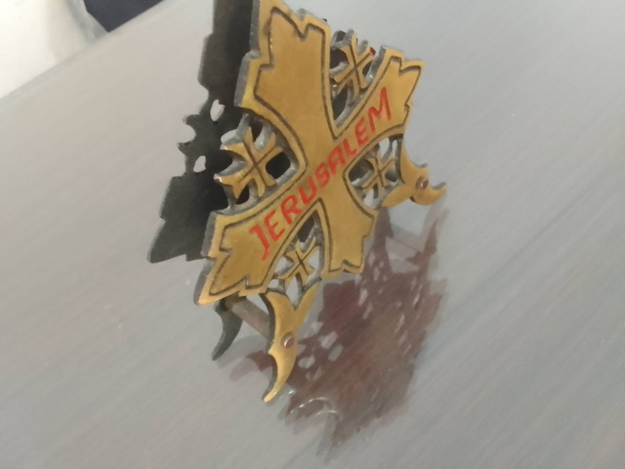 حامل رسائل بريدية مزخرف يتميز بتصميمة على شكل صليب القدس يتكون من صليب مركزى كبير محاط باربعة صلبان يونانيه ،،


**إذا كنت صاحب هذا الإعلان وتريد حذفه لأي سبب، رجاءا أرسل رسالة إلى الدعم الفني**