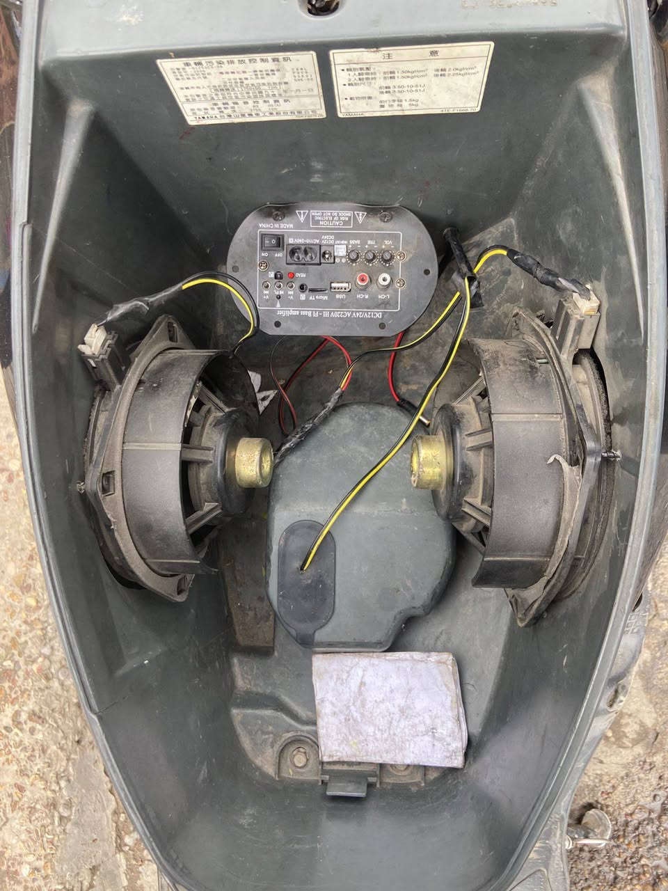 سلام عليكم بريز نضيف مابيها اي نقص مع سستم مسجل المكان الكرخ شارع حيفا سعرها 650 رقم ‏‏‪***********‬‏
