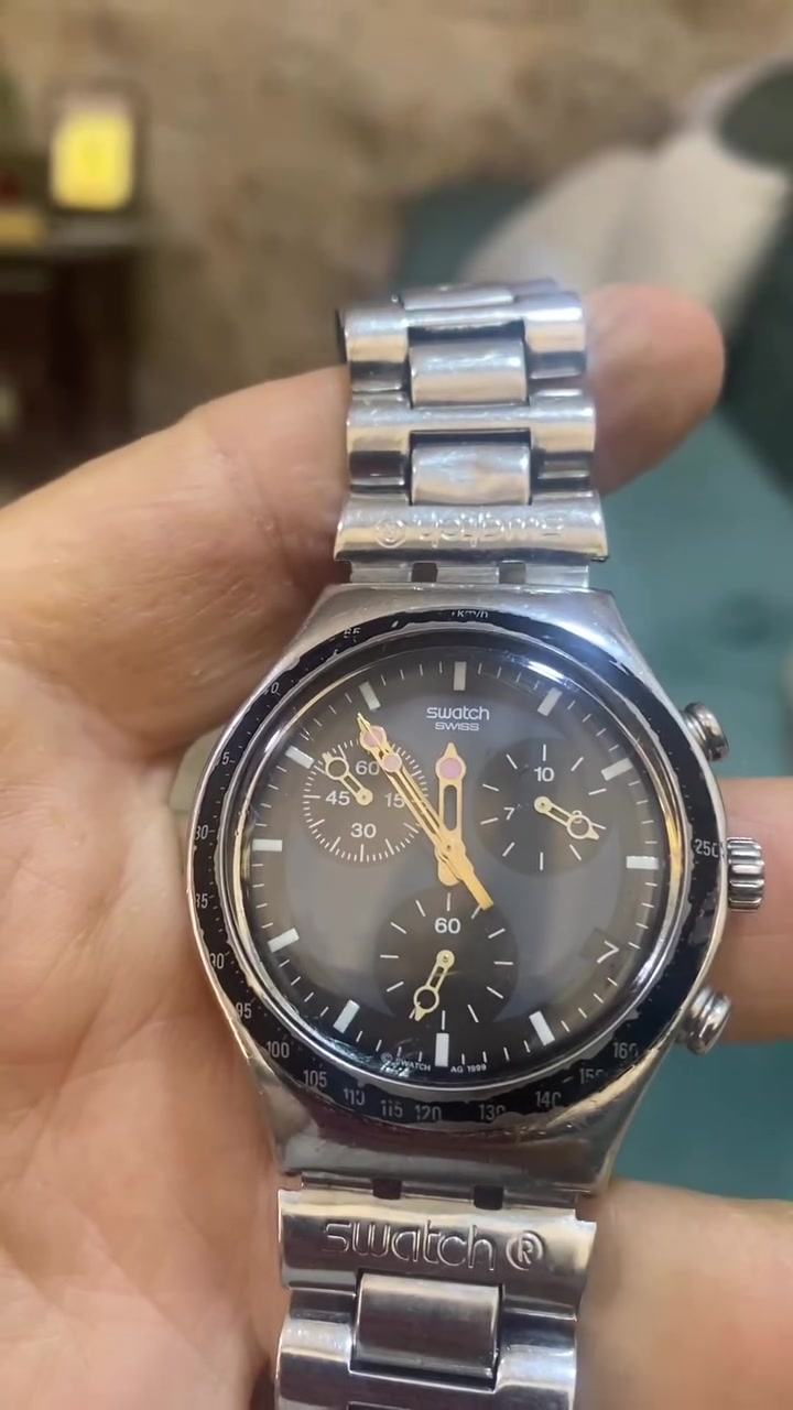 للبيع ساعة Swatch Irony السويسرية الغنية عن التعريف، لمن يبحث عن الأناقة والجودة في آن واحد.
مميزات الساعة:
 التصميم: هيكل متين من الفولاذ المقاوم للصدأ (Stainless Steel) يمنحها مظهراً فخماً وعملياً في نفس الوقت.
 الجودة: صناعة سويسرية (Swiss Made) معروفة بالدقة والاعتمادية.
 المتانة: الساعة مقاومة للماء (Water-Resistant)، مما يجعلها خياراً ممتازاً للاستخدام اليومي.
 الحالة: الساعة بحالة جيدة كما هو موضح في الصور المرفقة، وتحافظ على لمعانها وفخامتها.
ساعة تناسب الإطلالات الرسمية والكاجوال، وتعتبر قطعة لا غنى عنها في مجموعة أي شخص يهتم بتميزه.
📍
💰 السعر: 120 الف 
للجادين فقط، 
لا تفوت الفرصة لامتلاك قطعة مميزة! 🚀للتواصل ماسنجر او واتس غير متواجد بالتعليقات ***********

