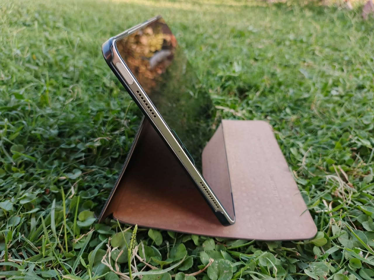 السلام عليكم
iPad Air (الجيل الخامس)
Apple

Apple M1 (نفس معالج بعض أجهزة الماك)
أداء قوي جدًا للتصفح، الدراسة، التصميم، والألعاب
الذاكرة (RAM):
8 جيجابايت
التخزين الداخلي:
64 جيجابايت:

السعر خاص 
***********
