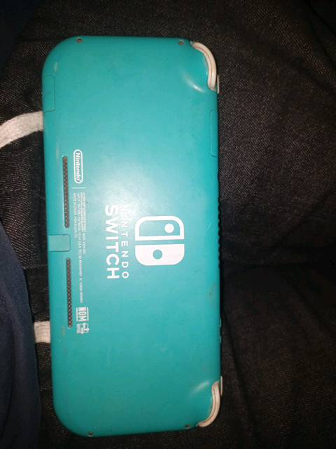 جهاز نينتندو سويتش لايت باللون الأزرق الفاتح للبيع. الجهاز بحالة جيدة مع تشغيل ممتاز للشاشة والبطارية. مثالي لعشاق الألعاب المحمولة مع مجموعة من الألعاب المتنوعة المثبتة عليه جاهز للعب مباشرة.