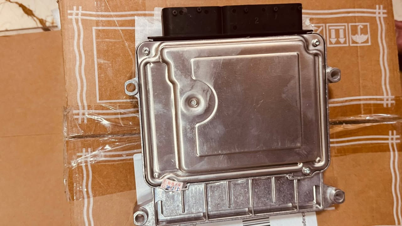 عقل سيارة 

نوع القطعة: وحدة التحكم في المحرك (Engine Control Unit - ECU).
 الموديل الأساسي: Bosch M7.9.8.
 رقم القطعة المصنعي (OEM Part Number): ⁠39113-2B590⁠
 رقم الهوية (ID): ⁠0355⁠
 السيارات المتوافقة: يُستخدم بشكل رئيسي في سيارات كيا (Kia) وهيونداي (Hyundai) المزودة بمحركات 4 سيلندر (مثل محركات 1.6L Gamma). شائع جداً في سيارات مثل:
 هيونداي إلنترا (Hyundai Elantra)
#كيا 
#سيراتو 
#فورتي 
#هيونداي 
#فيرنا 
#أكسنت
 حالة المنافذ: كما يظهر في الصورة الثالثة، يحتوي على منفذين (Plugs)، أحدهما مليء بالدبابيس (Pins) والآخر مخصص كـ (Blank/Socket) حسب ضفيرة السيارة والتجهيزات.


**إذا كنت صاحب هذا الإعلان وتريد حذفه لأي سبب، رجاءا أرسل رسالة إلى الدعم الفني**