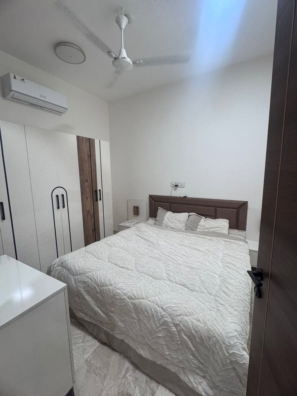 شقة مؤثثة للإيجار في المنصور – حي المتنبي
طابق أول
تتكون من: غرفتي نوم، صالة، مطبخ، وصحيات
موقع مميز ومناسبة للسكن

للاستفسار:
📞 ***********
📞 ***********
