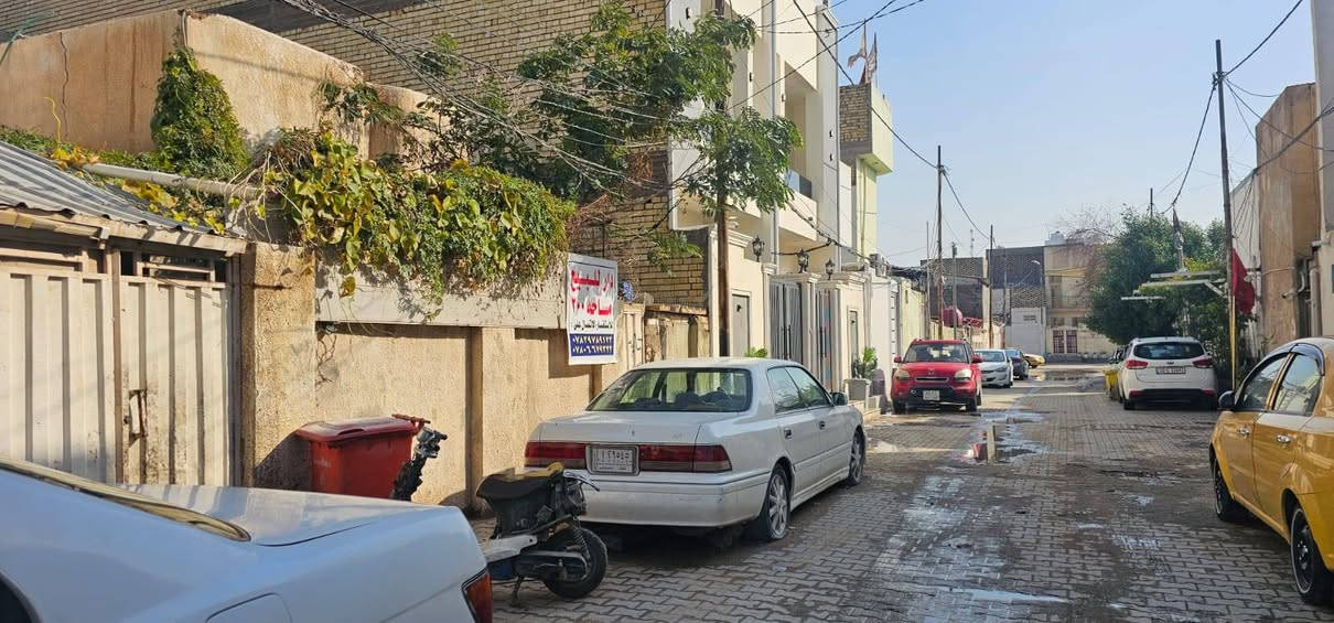 السلام عليكم 
بيت 200م  بناء قديم في حي القادسية
شارع8قرب السوق العصري وقرب المدارس للأستفسار الاتصال ***********
