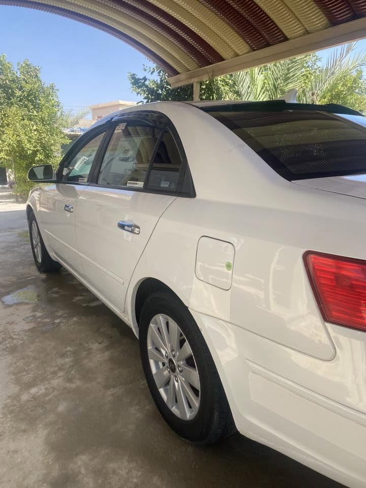 للبيع سوناتا 2010 وارد أمريكي
* المحرك: 4 سلندر 2.4 لتر (اقتصادي وقوي)
* القير: أوتوماتيك 5 سرعات تيبترونيك
* الدفع: أمامي (FWD)
* الممشى: 196 ألف ميل
* الضرر: بونيت (الغطاء الأمامي) فقط - سبق وتم إصلاحه
* شاشه + كامره 
المواصفات:
✅ تكييف ممتاز
✅ زجاج كهربائي
✅ مرايا كهربائية
✅ قفل سنتر مع ريموت
✅ مثبت سرعة
✅ نظام ABS للفرامل
✅ كراسي مريحة لـ 5 ركاب
سعر135 بيه مجال قليل 
صلاح الدين ناحية الصينيه 
***********
