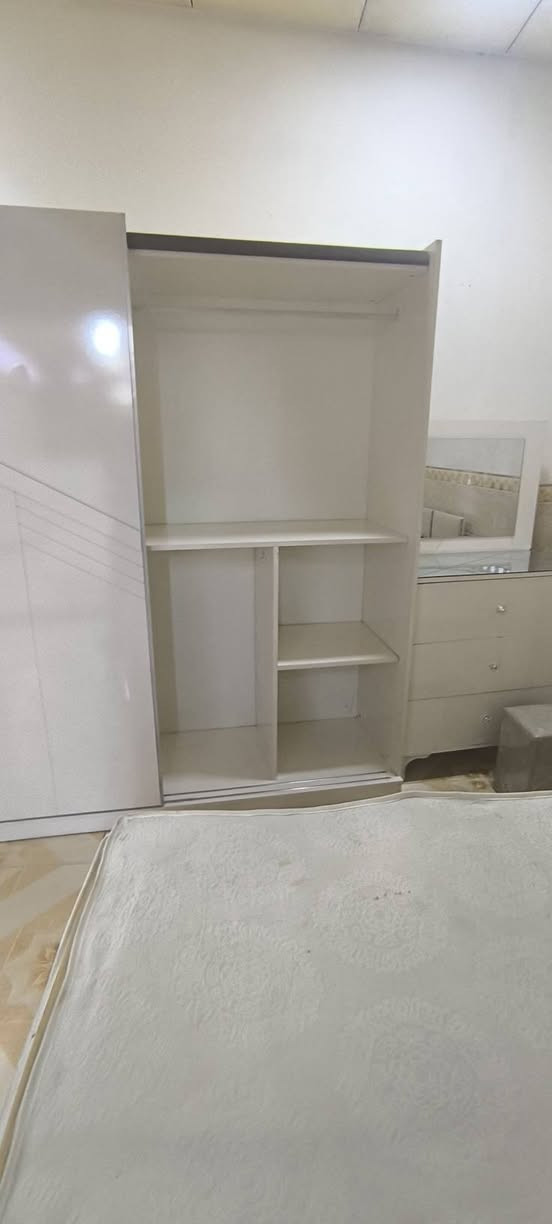 ژووری نوستنی تورکی 
کانتۆر سیسەم مێزتەوالێد یەک کۆمێدی 
ئاوێنەی باڵا و دۆشکەی لەگەڵە 
لەخوار سعری هەموو بازار ئەیفرۆشم
ناونیشان سلێمانی کانی سپیکە خوار مزگەوتی تەبایی بەرامبەر مارکێتی کەوێ
***********
*********** السليمانية, العراق
