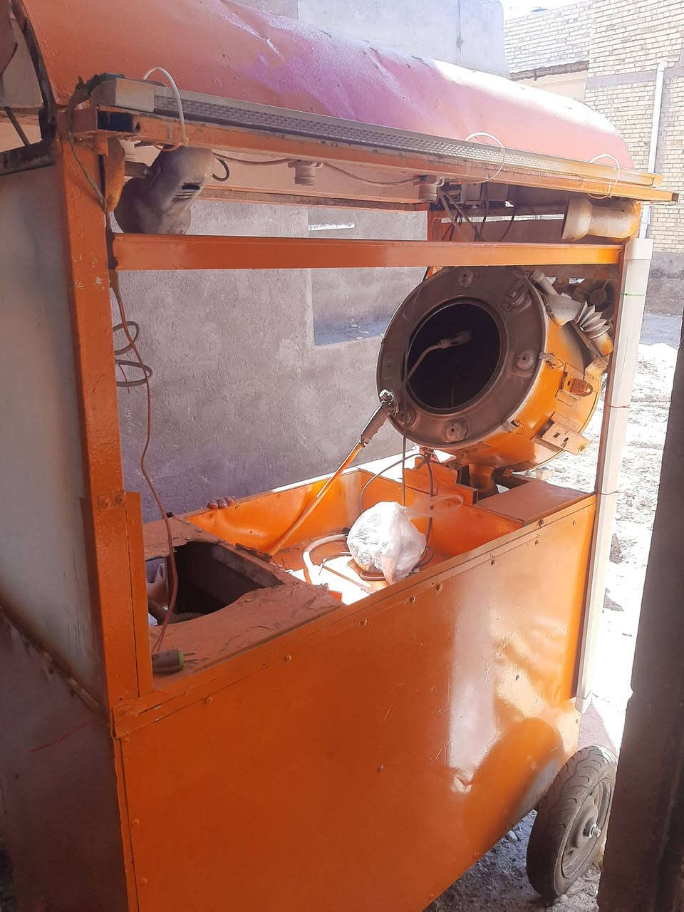 السلام عليكم اخوان 
عربانة حب الشمس حلوة مرتبه تايراتهة انظاف كهربايئات شغاله مثل ما تشوف كدامك للعلم تكدر تبيع بيه حب اولبلبي 
السعر     350
للاستفسار الاتصال على الرقم 

***********
