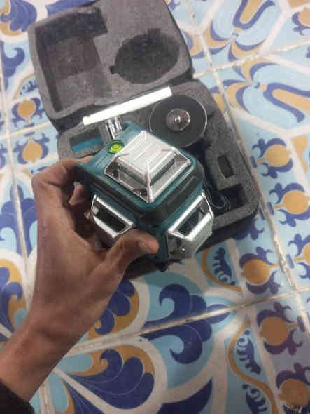 ليزر للبيع جديد بل كرتون بطاريتن وقاعده تثبيت
