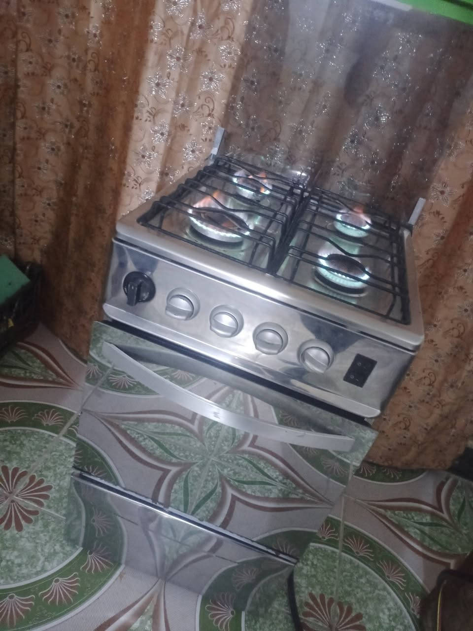 طباخ للبيع نظيف وكلشي بي شغال للاستفسار ***********
