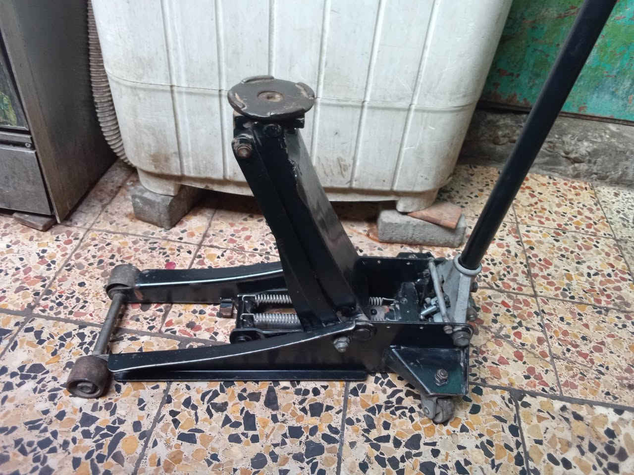 ⭕يوجد توصيل لكافه المحافظات
جك تمساح شطح دبل بستم 3 طن شغال وعل الفحص نظيف السعر 90 الف المكان بغداد ***********
