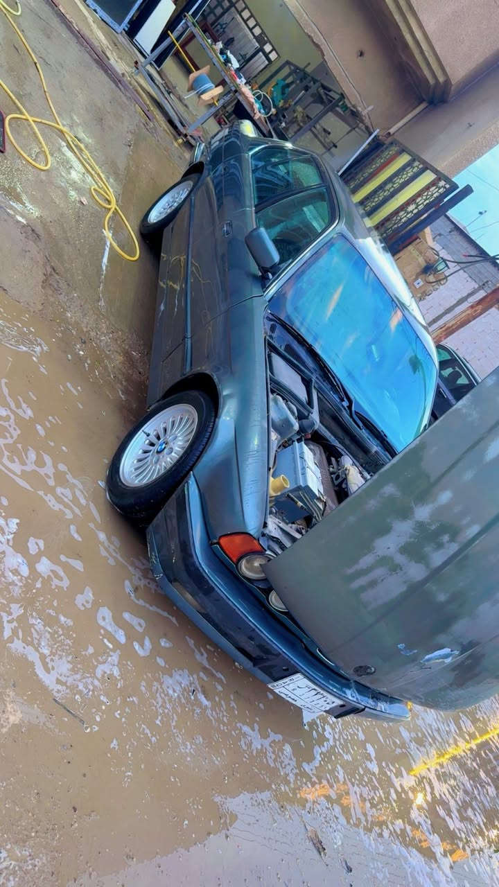 بي ام525اصل.                                                                       رقم نينوى مشروع وطني.                                                     موديل 1989.                                                                      مكينه وكير خير من الله.                                                       تبريد ثلجج.                                                                       حداديه وصدر جديد.                                                                   تايرات تخم جديد.                                                                 وياله تخم جديد.                                                                السعر 50وبيه مجال.                                                     للاستفسار *********** بي واتساب                                          غير متواجد عله الفيس
