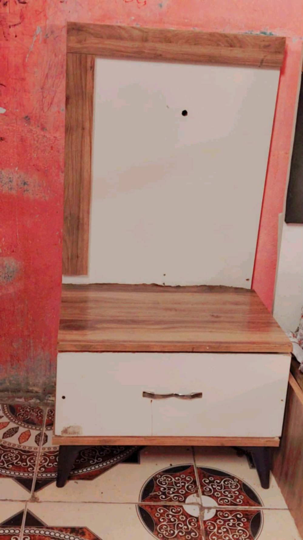 غرفة نوم متكاملة تشمل سرير بحجم متوسط ودولاب خشبي مع مرآة كبيرة. التصميم يجمع بين اللونين الأبيض والخشبي مما يضفي مظهراً عصرياً وأنيقاً على الغرفة. مثالية للاستخدام اليومي وحالتها جيدة جداً.