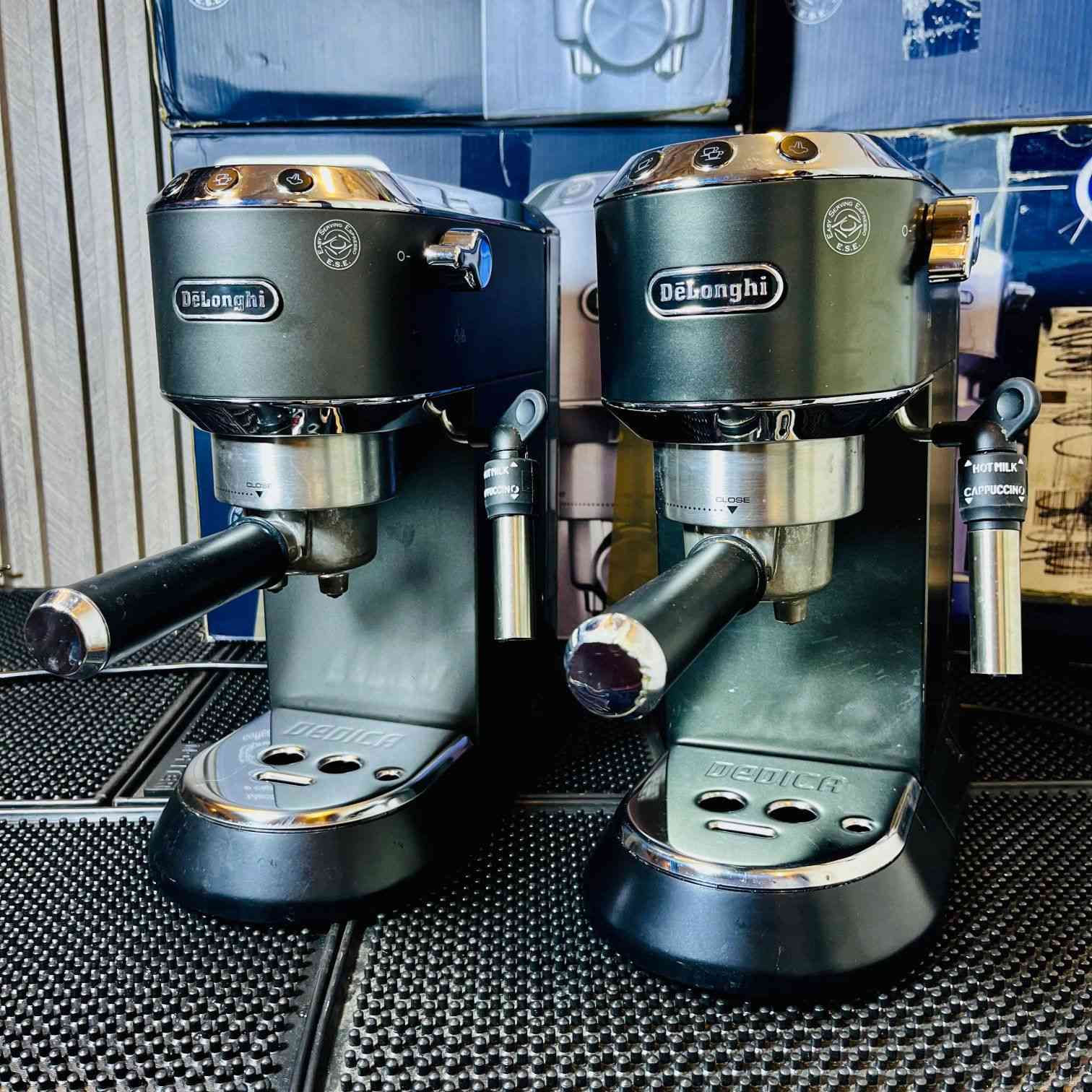 ☕️ متوفر ماكينة القهوة ديلونكي ديدكا EC685
الخيار المثالي لعشاق الإسبريسو بتصميم نحيف وأداء قوي للمنازل .
✅ ألون الفضي + الاحمر + الزيتوني
✅ ضغط 15 بار لاستخلاص كريما ممتازة وطعم غني
✅ قدرة 1450 واط تسخين أسرع وأداء ثابت
✅ نظام Thermoblock جاهزية خلال ثواني
✅ ستيمر احترافي لتبخير الحليب وعمل كابتشينو ولاتيه
✅ تعمل على البن المطحون + بودات ESE
✅ خزان ماء 1.1 لتر قابل للإزالة
✅ هيكل ستانلس ستيل أنيق ومتين
✅ تحكم سهل بأزرار مضيئة
✅ صينية قابلة للتعديل للأكواب المختلفة
✅ إطفاء تلقائي وتوفير بالطاقة
📏 الحجم: 14.9 × 33 × 30.5 سم
🔥 ماكينة عملية، قوية، ومناسبة لكل من يريد قهوة احترافية بالبيت
📩 للحجز والاستفسار راسل الصفحة


**إذا كنت صاحب هذا الإعلان وتريد حذفه لأي سبب، رجاءا أرسل رسالة إلى الدعم الفني**