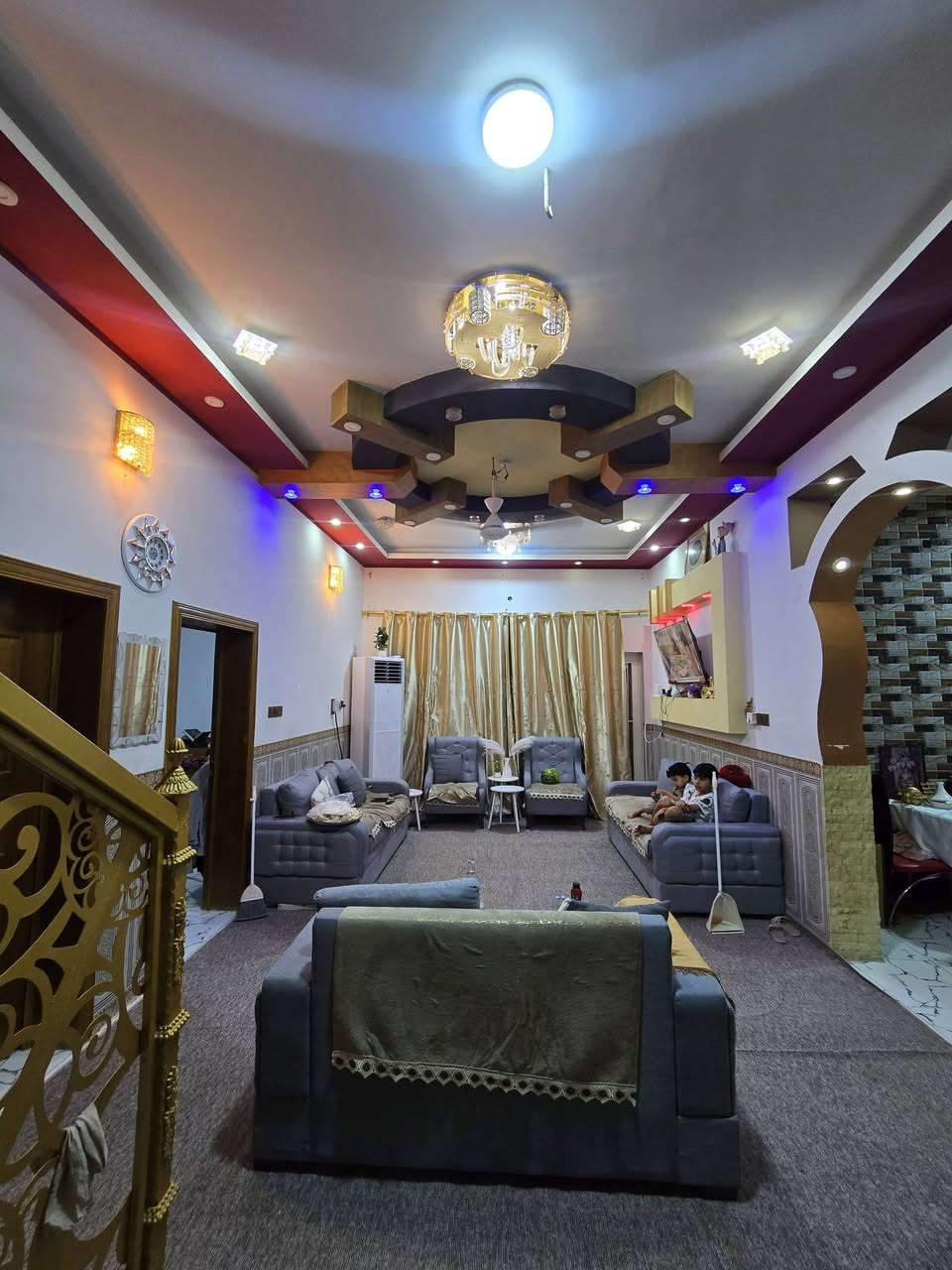 اللهم صل على محمد وآل محمد 🪬 🧿 
بيت للبيع منطقة ال36 بصف معمل المرور مقابيل 270 دار 
مساحته 250 متر طابو صرف  طابقين كونكريت مسلح بنيان درجه اولى البيت نضيف كلش السطح شتايكر الطابق الأول يحتوي على ٢غرف وصاله ومطبخ وصحيات عدد 2 
الطابق الثاني يحتوي على ٣غرف وصاله وصحيات وطبخ 
السعر خاص او اتصل ***********

