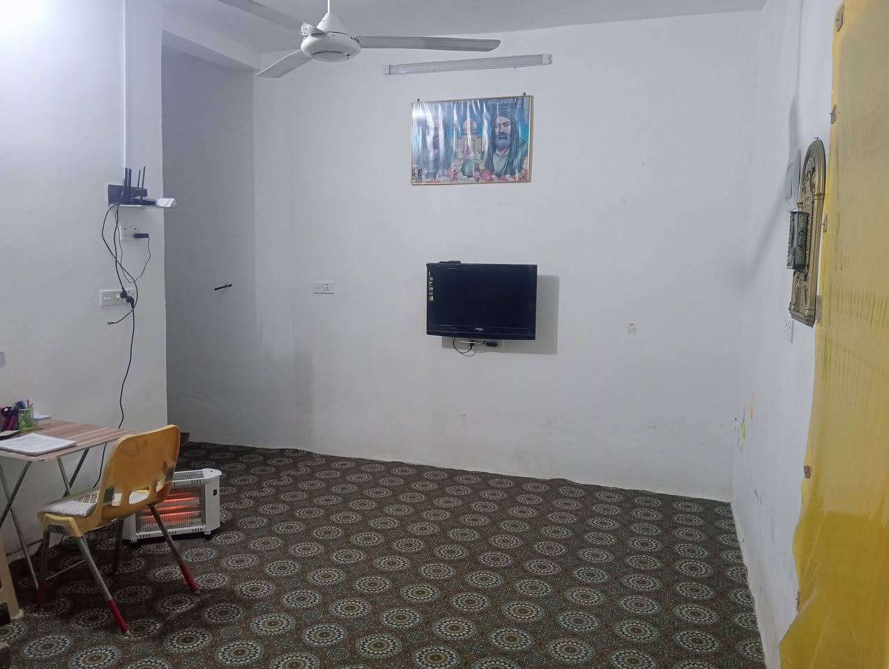 بيت للبيع .
المساحة 180 ، الواجهة 9 والنزال 20

يتكون من غرفتين وصالة وبراني ومطبخ وحمام داخلي وصحيات خارجية .

- البيت بي نواقص بسيطة ماكاملة مثل ماموضح بالصور الي هنة البراني والدرج والصحيات الخارجية .

 - العنوان : ال حمد ، للمعلومة البيت مكانة فرعي

 - السعر 38 مليون  ، للأستفسار *********** متوفر واتساب .
