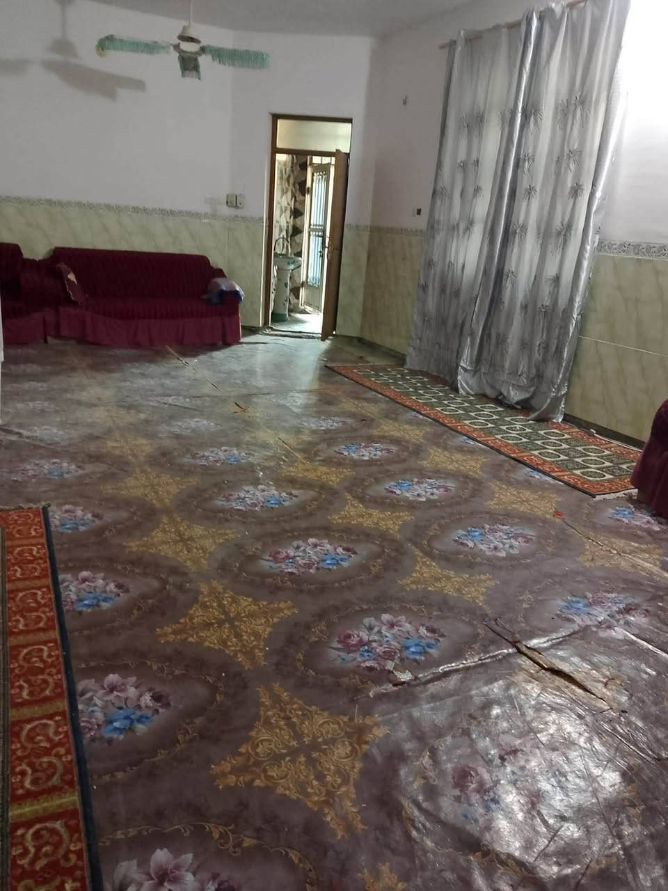 الدار للبيع مساحتة 300متر غرف نوم 2
وصحيات داخلي وخارجي مطبخ استقبال كلدور
 من كلشي كامل فقط ناقص كاشي العنوان خلف الثورة قرب حي الكفأءة استفسار على الرقم ***********واتساب
