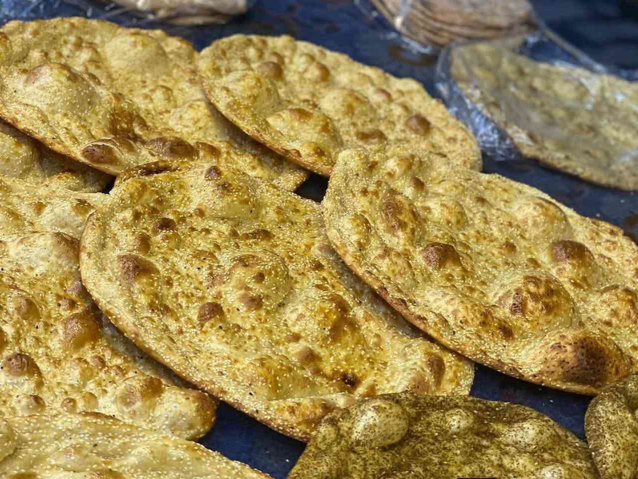 @إشارة  😊
*🔥 خبزنا غير .. طعم درجة أولى 🔥*

*- خبز جبن*: طري، جبن ذايب، ريحة تفتح النفس  
*- خبز عروك*: بهارات فاخرة وطعم عراقي أصيل  
*- خبز سمسم حجم كبير*: مقرمش من بره، قطني من جوه، ومكسب ويه الچاي  
*- خبز شعير دبل سمسم*: صحي ومشبع، دبل سمسم دبل طعم  
*- خبز عادي دبل*: يوميتك تصير أطيب  
*- خبز شعير عادي*: خفيف ع المعدة، يناسب الدايت  

خبز يومي طازج من التنور لبيتك  
الحجز مفتوح للطلبات والكميات  

📍 *الموقع*: بعقوبة - التحرير قرب المعهد التقني  
📞 *للطلب*: ***********  ***********

#خبز_تنور #خبز_عراقي #بعقوبة #خبز_شعير #خبز_جبن

---
