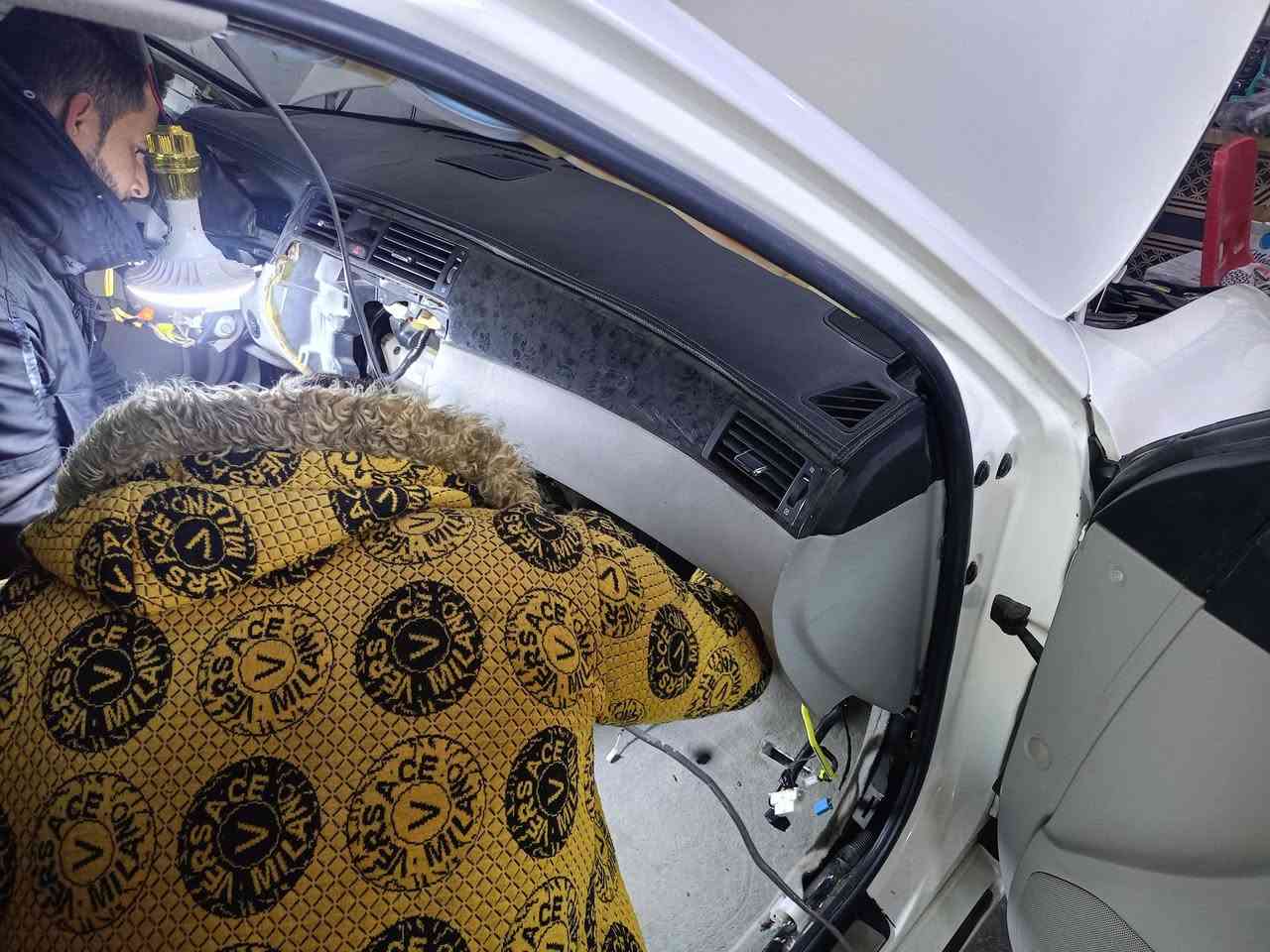 السلام عليكم تحوير شاهينه بلكامل 
سد فتحات وعازل حراري درجه اولى واعادة تحوير الظفيره وتبديل الوايرات التجاريه بواير ياباني ولحيم بالصولدر اعادة منظومة التبريد والتدفئه بلادي ارجاع جرس الباب عند فتح باب السائق تحوير الكشنات اعادة تحوير المرأة الجانبيه ايسر بلاد وهوايه امور يصعب ذكرهه لضيق الوقت بصره قضاء المدينه الفتحيه مقابيل عمود 347هاتف ***********
