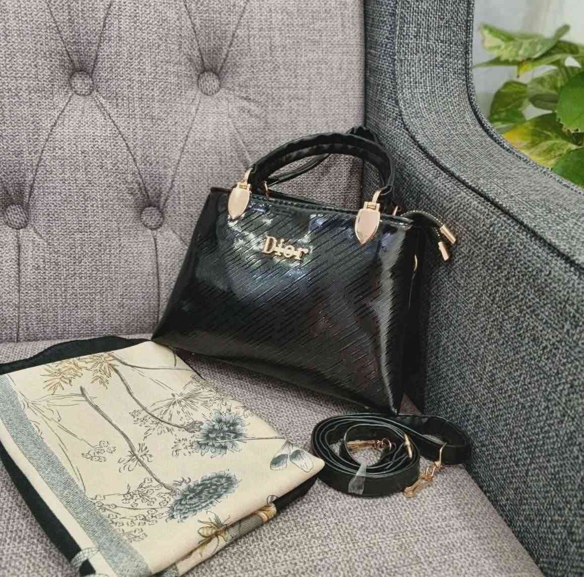 حقيبة  حجم صغير 🖤
ماركة dior✨
كلش أنيقة ونازكة تحتوي  2 سحاب و سير يعني تكدرون تتحكمون بي🫶🏻

سعر 8 آلاف✨✨✨

متوفر خدمة توصيل لكل المحافظات


**إذا كنت صاحب هذا الإعلان وتريد حذفه لأي سبب، رجاءا أرسل رسالة إلى الدعم الفني**