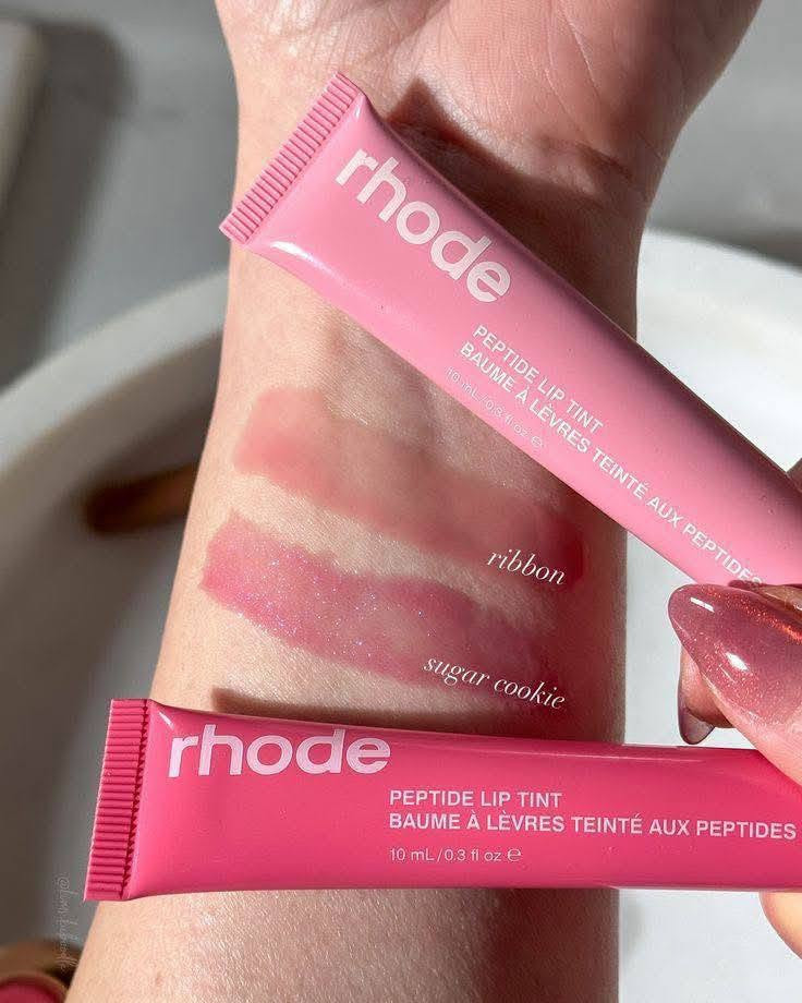 توفر بكج احمر شفاه من Rhode
مكوناتها💄
الببتيدات (Peptides): تساعد على ترطيب الشفاه وتحسين مظهرها.🫦
زبدة الشيا (Shea Butter): تغذي الشفاه وتقلل الجفاف.👄
زيت البابونج أو زيت البذور النباتية: يمنح نعومة وراحة للشفاه.💋
Cupuaçu Butter (زبدة الكوبواسو): مرطب طبيعي يساعد على الاحتفاظ بالرطوبة.
Babassu Oil (زيت الباباسو): يغذي الشفاه ويمنحها ملمساً ناعماً.
ملونات تجميلية آمنة: لإعطاء اللون الوردي أو البني أو التوتي حسب الدرجة.💌
البكج يحتوي على اربع 💄 💄 💄 💄 قطع 

سعر البكج ١٥ الف فقط 🤩🫣
#اشارة


**إذا كنت صاحب هذا الإعلان وتريد حذفه لأي سبب، رجاءا أرسل رسالة إلى الدعم الفني**