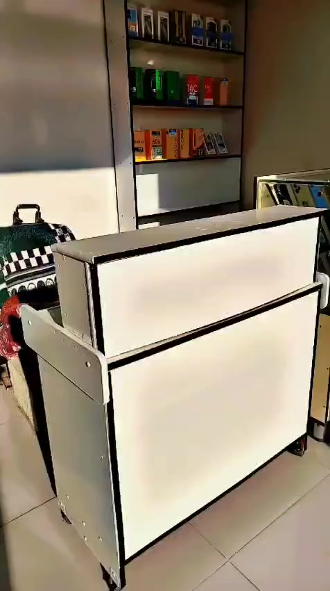 السلام عليكم جام خانه هواتف جرار خشب ثقيل جام 10 ملم ارتفاع متر وعرض متر عمق 40 سم فاترينه ارتفاع مترين ونص وعرض متر نضافه 100 ٪  السعر 275 وبيهن مجال عنوان خور الزبير للاستفسار ***********
