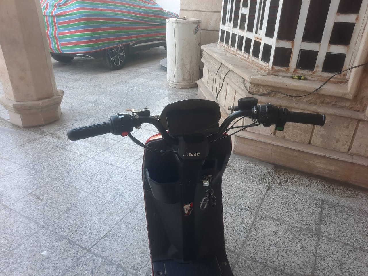 سلام وعليكم درجه نوع F6سبوره 
اربعا بطاريات 20امبير 48فولت 
بريكات هدروليك 
دبلاه المامي دهن والخلفي غاز 
بيها مساحته تخزين حلوه 
بيها قاطع دوره 
بيها مساعد سكليتر 
ليت علي ناصي رماش 
اشاره يمنه اشاره يسره 
كشن مريح 
سعر الدرجه 550الف بيها مجال 
درجه صارلها 3شهور
***********
