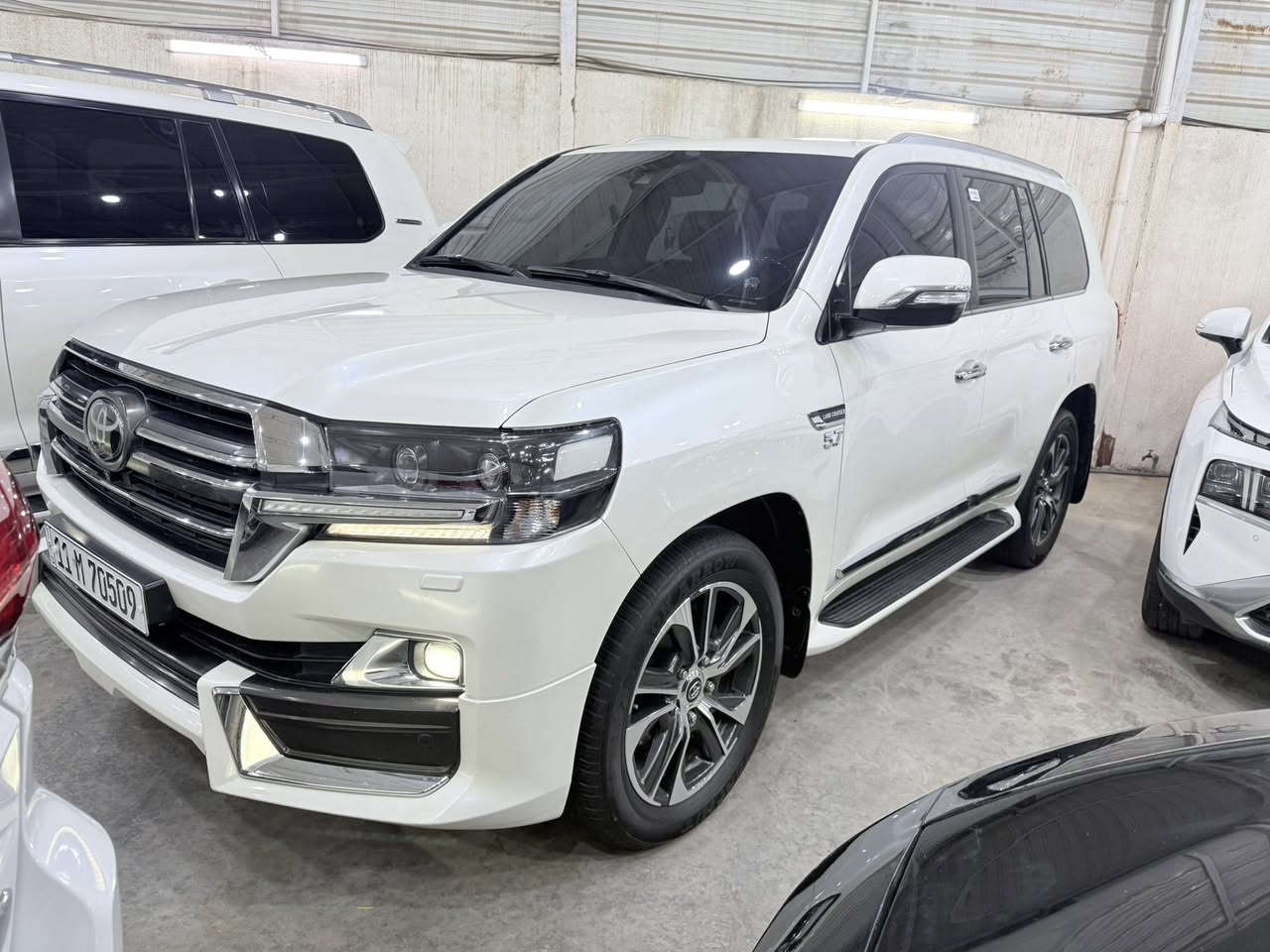 يهديكم معرض المميز لتجارة السيارات الحديثة آرق التحيات 🙏🌿. 

  ونخبركم عن توفر تيوتا لاندكروز موديل 2020 

مواصفات VX.Sفول 

  حجم المكينة 5.700 V8

  🔑مفتاح تشغيل بصمة 

  🔑بصمة أبواب دخول ذكي 

🔑تشغيل عن بعد 

  🌿فتحة سقف 

  🌿كشنات خزن ميموري 

🌿كشنات جلد 

🌿كراسي كهرباء 

🌿ثلاث قطع تبريد 

🌿استيرن كهرباء 

🌿مري قلاب 

🌿جكات 

🌿فور ويل 

🌿تبريد كشنات 

🖥️ثلاث شاشات 

📷خمس كامرات محيطية 

 السعر :590ورقة بيه مجال بسيط 

 موقعنا: بغداد الكريعات شارع الوقف السني معرض المميز 

***********ياسين
