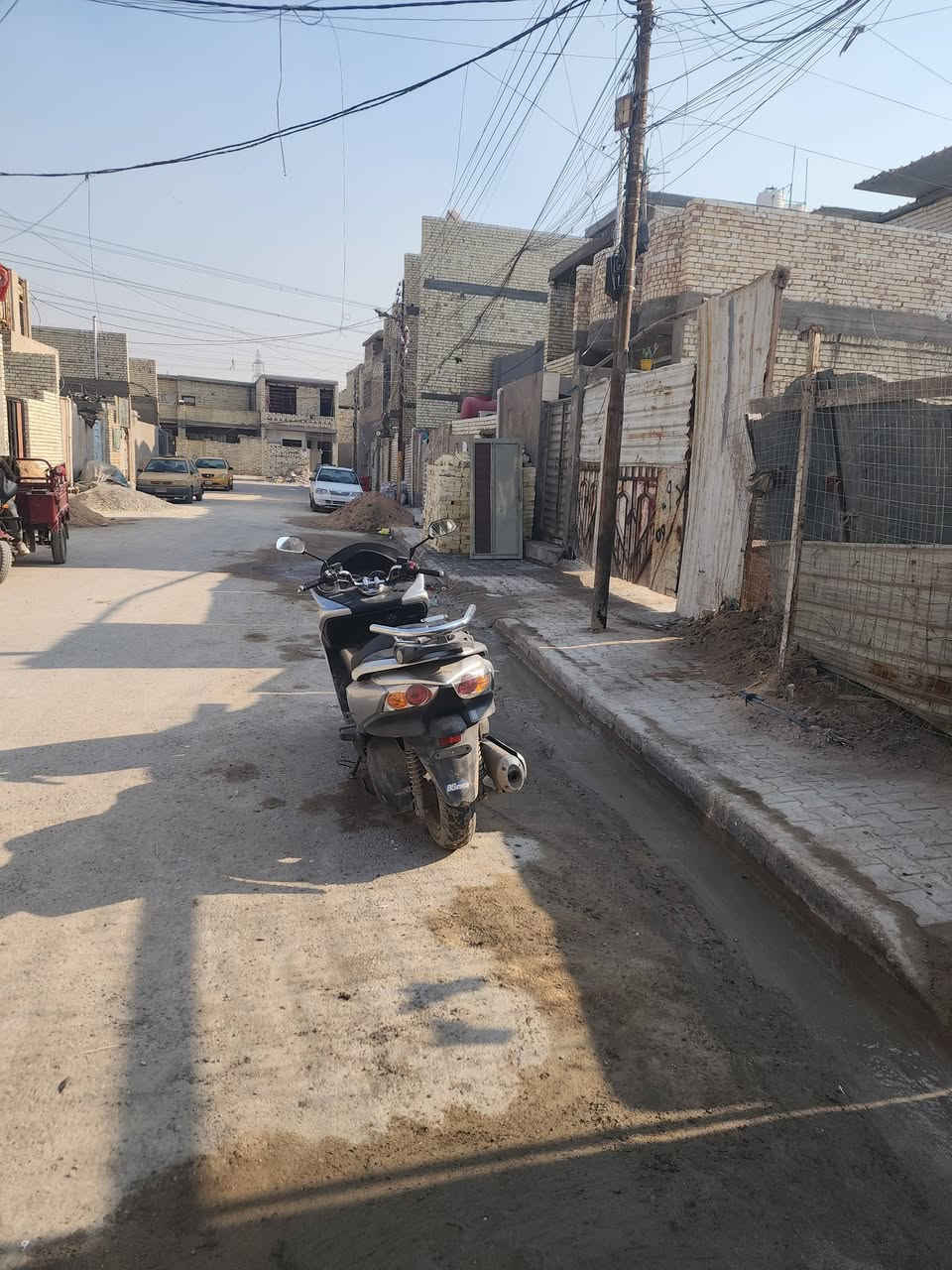 السلام عليكم عندي قطعه ١٠٠متر قرب دلاليه السيد مصبوبه رفت بس الرفت قديم وهاي صوره القطعه وصوره الفرع تبليط ومقرنص وطالع للقطعه مي ومجاري السعر ٤٠ وبيهه مجال ***********
