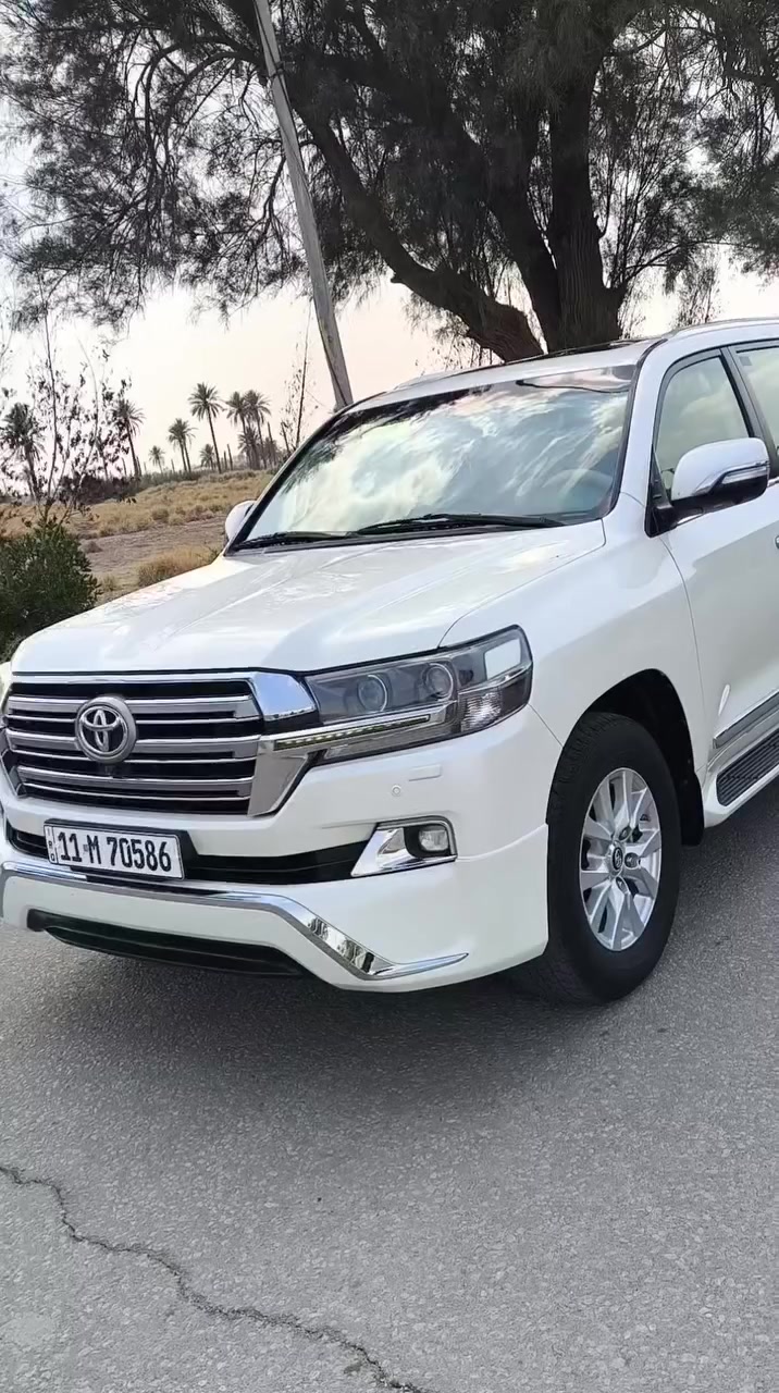 السلام عليكم 
لاندكروز 2017 وايت اديشن اصل فول 1/1 رقم بغداد الدولي الجديد  بسمي رقم وسنويه كله جديد ماشيه 200الف حقيقي مكفوله كفاله عامه كير مكينه حدداديه كله مكفول (فقط بارد قليل)المواصفات — شاحن لاسلكي 
1 بصمه + 
2- سلايت 
3- كشنات جلد + كشنين كهرباء + كشن السائق 3 حركات 
4- 8 ارباك 
5- شاحن لاسلكي  
7- مري شفط + مري قلاب عند الرجوع + اشاير بالمري 
8- اشاير لكزز + لايت اسود 
9- حساسات امامي خلفي 
10 - كامره 
11- زراك لايت 
12- طفايه 
13- تشغيل عن بعد 
14- اناره داخليه 
15- دوس علامه لاندكروز ضوئيه 
16- دبل ماوس 
17- ثلاجه + فور ويل
18- جام يصعد وينزل عن طريق البصمه 
معروفه مواصفات الوايت اديشن فول 1/1 السيارة على ادينة وجديدة جداً 
السعر 46 الف وبيه مجال بسيط ترهم مراوس حسب القناعه
رقم ‏‪0772 419 6614‬‏//‏‪078-062-22330
