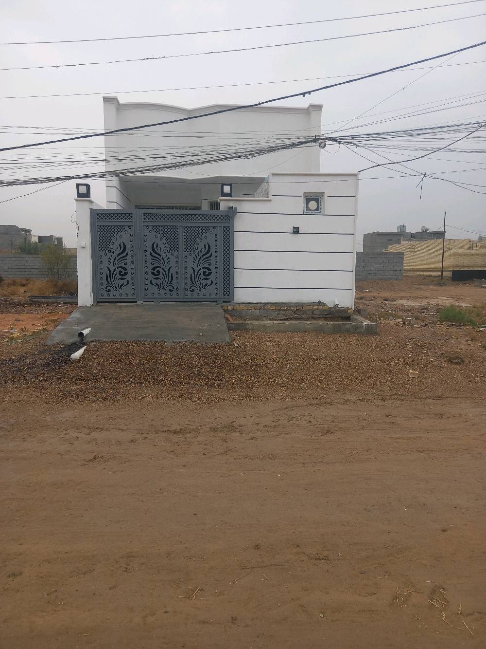 بيت للبيع 🏠 بناء 2026 طابو ملك صرف
بناء طابوك
البيت جاهز من كلشي ✅️
مساحة 156 وربع
 الوجه 6 وربع 
نزال 25
شارع 20 
نافذ على شارع 40 سايدين الجامعة 
يتكون البيت من طابق ونصف
الطابق الارضي مطبخ حار و بارد 
استقبال و صالة كبيرة
غرفة نوم و ثلاث صحيات و منورين
الطابق الاول 
صالة كبيرة وصحيات
والبيت مصبوغ داخل وخارج  
مسحوب علي قرض اسكان ومستمرين بالدفع 
العنوان _ الفلوجة _ حي المنصور _ مقابل بانزين خانة الجوهرة _ قرب جامعة الفلوجة
***********
( ( 💵 90 مليون وقابل للتفاوض 💵 ) )
