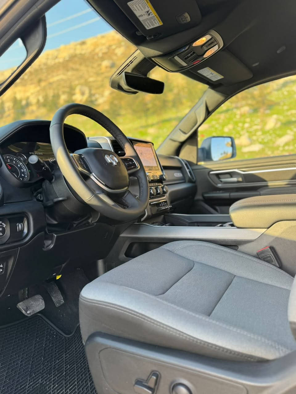 السلام عليكم
1500 RAM🔥 موديل 2025

محرك 6 سلندر توين تيربو (Twin turbo) قوة و اداة عالي

دفع رباعي(4x4) جاهز لكل الطرق

✅ الحالة :
 بدون صبغ (وكالة) 
باب جبير+ بودي قصير
بك هورن (Bighorn) المرغوب

✅المواصفات : 
شاشة وسطية كبيرة حديثة 
كاميرا خلفية + حساسات 
تشغيل بصمة (stop/start) 
نظام دخول ذكي 
كير اوتوماتيك 8 سرعات 
مقاعد مريحة قماش / كهرباء 
تحكم ستيرن 
مثبت السرعة 
نظام توفير الوقود eco mode
نظام مانع الانزلاق و الثبات 
رنقات المنيوم وكالة 
إنارة ليدLed امامي و خلفي 

✅الميزات :
محرك اقتصادي مقارنة القوة 
سيارة نظيفة و جاهزة 
السعر 343$ ورقة و بيه مجال 
الموقع : اربيل
للاستفسار : ***********
