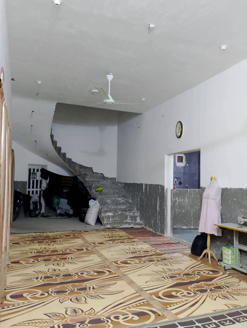 #اللهم صل على محمد وآل محمد 
#للبيع للبيع 
 #دار مع ارض زراعية ( سند 25 ) #(مداور أسهم  حصة البائع كاملة تداور )
#المساحة الكلية للارض 2500 متر
#واجهة الارض 50 متر والنزال 50
#مساحة الدار 300 متر مسلح
#منطقة البو حجر 
#بناء سنة 2021-2022 والبناء متعوب عليه(اساس حجر ورباط والسقف مسلح)
#طابق واحد مسلح 
#يحتوي على 
غرف عدد 3 إكبار وصالة كبيرة وبراني كبيرة ومطبخ حار وبارد ودرج لف ومناور 3 
#يوجد نقص بالدار السيراميك والأرضية والتشاريف 
لمعرفة السعر لطفا اعمل متابعة لمكتبنا
الفخامة للعقارات في السماوة 
ثم اكتب كلمة (ياالله) وسيتم الرد من قبلنا فوراً وبخدمتكم
#مكتب_الفخامة_للعقارات
للاستفسار اكثر مراسلتنا ع الخاص او الاتصال على الارقام التالية
***********
***********
***********
ويوجد واتساب ع نفس الرقم أو زيارة مكتبنا الواقع في منطقة الحكم مجاور مكتب العصائب القديم جهة حي العمال قبل معمل ماء الارو نهر الأمل
🌷‏نحن هنـا لأجلكـم وفي جميع الأوقـات.. هدفنـا خدمتكـم ودائمـاً نسعي لنتميز ونـكون تحت شعـار ‎#عطاء_بلا_حدود🌹
