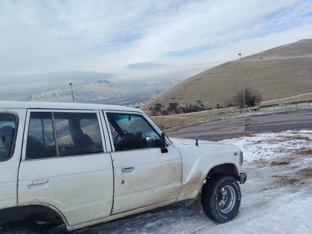 لاندگرۆزەر 1986 
10گەڵا قفڵیەتی بۆ معامەلە تێل مەکە تکایە
 پارەم زۆر زۆر پێویستە گەرنا بەوەنەم نەئەدا

***********

***********

کەوەری 3f

مەکینەی 2f

6گێرە ئەکسل و شتی مەزبوت بەس ئەکسلی پێشەوەم دەرکردووە بەکاملی لەگەڵیا ئەتەمێ

ئارمی پلاستیکی سلێمانی بەهەدیە ئەیدەم بەشەرتی غەرامەو شت نایدەم

ماڵی مەدەنی بەشەرت

کارەبایی هەمووی ئیشەکات لایت و بەگلایت و گێچی بەنزین و حەماوە و پاتری

تەجیل و مکەبەرە ئیشەکات

کوشنی دواوەی تیا نیەو لەگەڵیشی نیە

عەینەو کلاجی دوو مانگە گۆڕاوە دەبڵ گێڕیشی ئیشەکات بێکێشە

شوێن سلێمانی السليمانية, العراق
