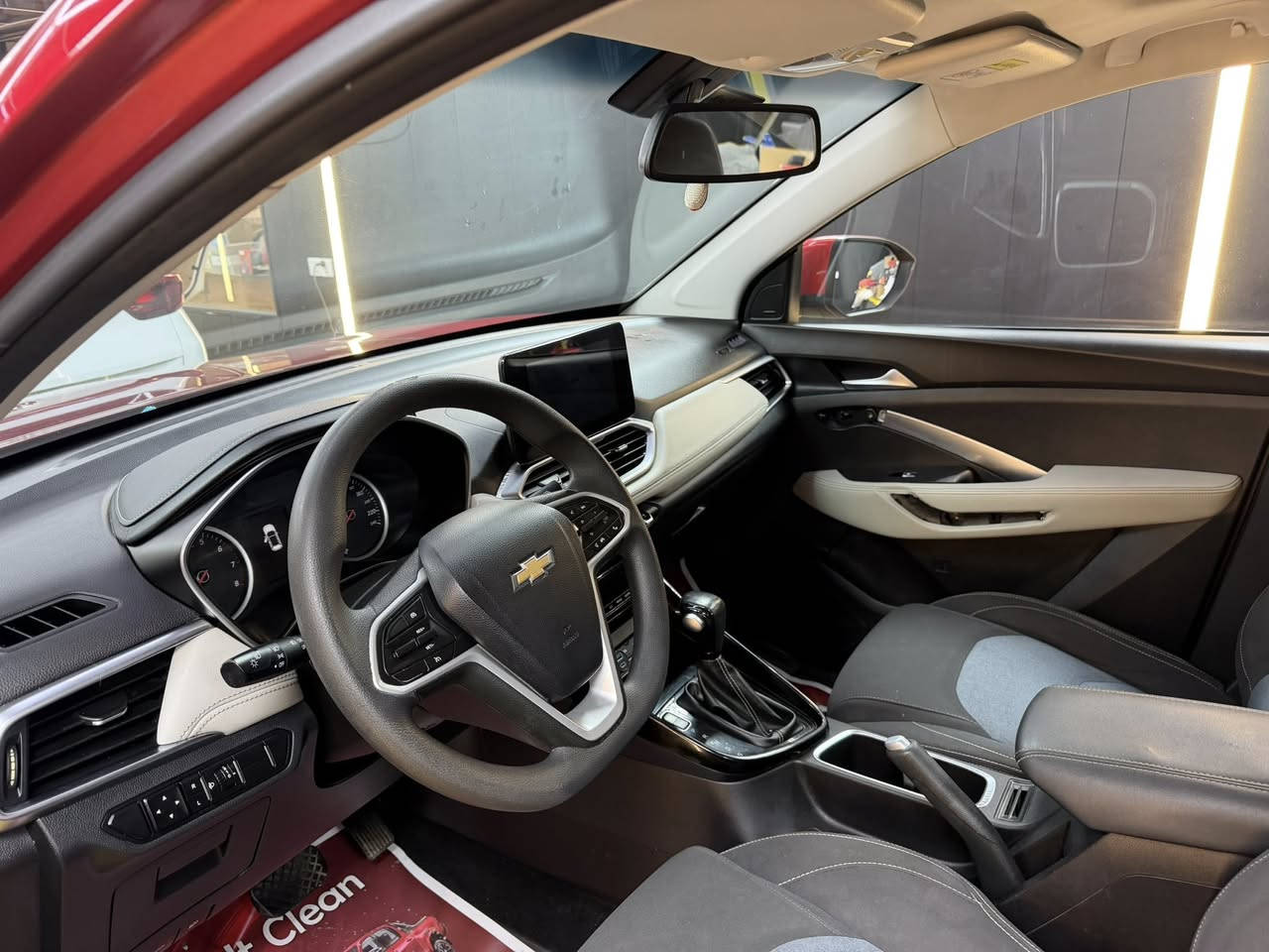 السلام وعليكم شوفر كابتيفا للبيع موديل  2021ماشي 60 الف نظيفه جدا استعمال بيت وبيها ادامه كامله جاهزه من كلشي مكان بغداد اليرموك اربع شوارع سعر135وبيها مجال بسيط
***********
