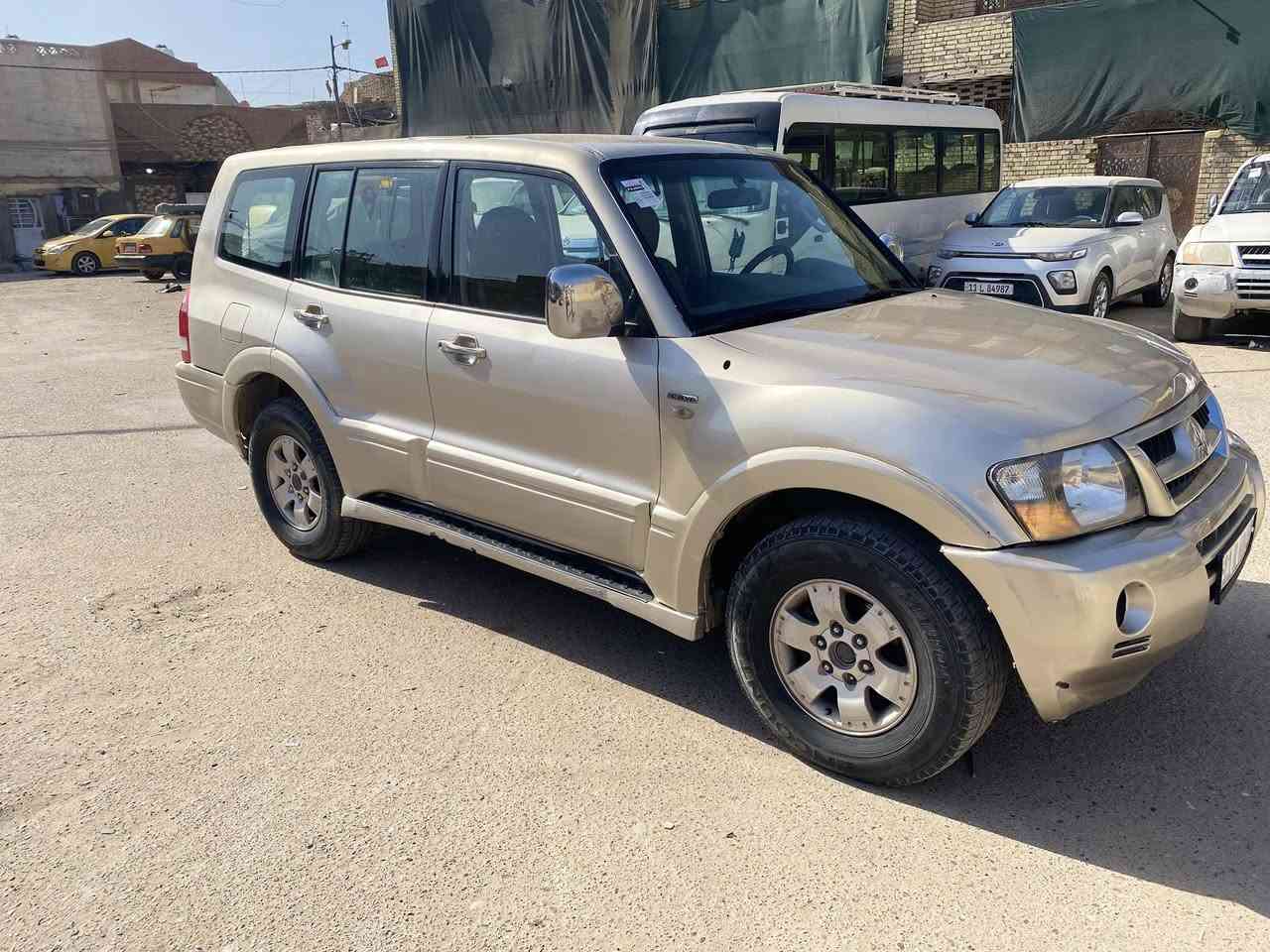 سلام عليكم باجيرو البيع موديل 2004رقم بغداد بسمنة تحويل مباشر مكان سيارة بغداد ***********
