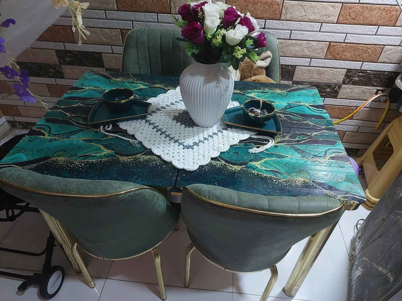 ميز طعام للبيع نظيف كلش يحتوي علا 4 كراسي سعره 200 وبيه مجال مكاني كربلاء حي الامل *********** انتصال او واساب
