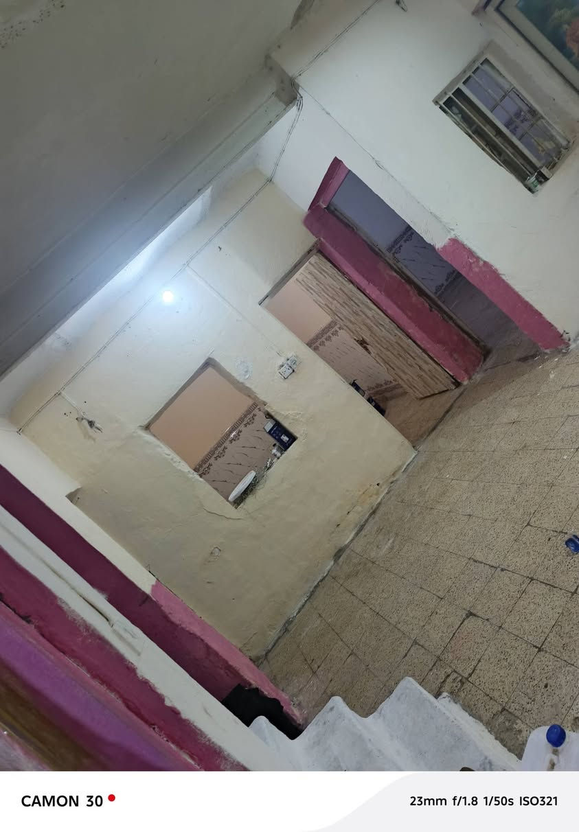 بيت طابوملك للببع في البصره مدينه الجديده غرب مدرسه العلا مساحة 130 يحتوي ع 3غرف نوم ودوانيه استقبال كبير وحمام وتوليت سعره100وبي مجال قليل رقم جهاز ***********
