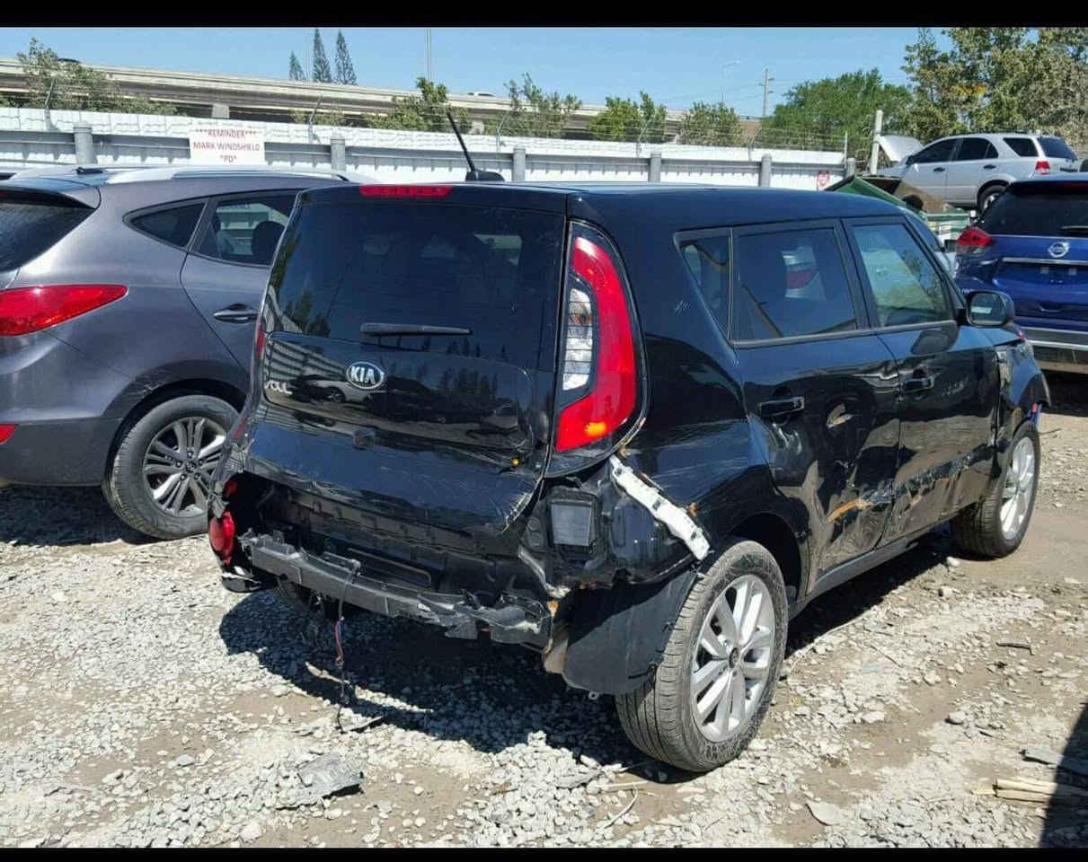 كيا صول موديل 2018 وارد امريكي صور الحادث موجودة بالمنشور صبغ حزام رقم بغداد الماني سنوية لغاية 2028 محرك 2000 Gdi تبريد كامرة شاشه السعر 100 وبيه مجال مكان السيارة الكوت مكلف بالنشر للاستفسار الاتصال على الرقم ***********
