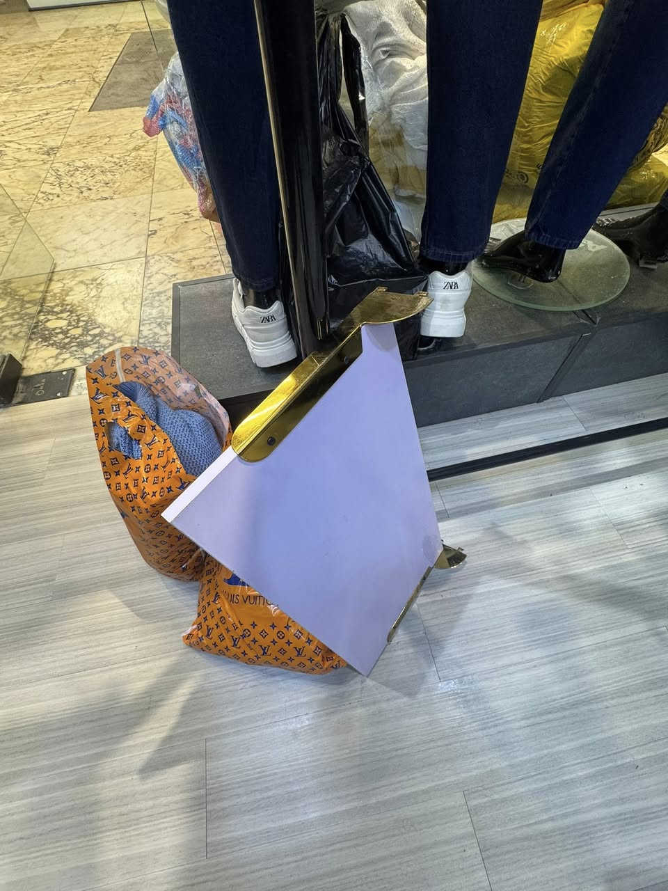 غراض غيرت ديكور وريد ابيهن بسعر كلش مناسب
رفوف عدد 18 بعدهن جدد مع الحمالات سعر الرف 4
يو عدد 8 
إستاند عدد 4 طول 120.  وعندي 2 طول 90
مكاني بغداد


**إذا كنت صاحب هذا الإعلان وتريد حذفه لأي سبب، رجاءا أرسل رسالة إلى الدعم الفني**