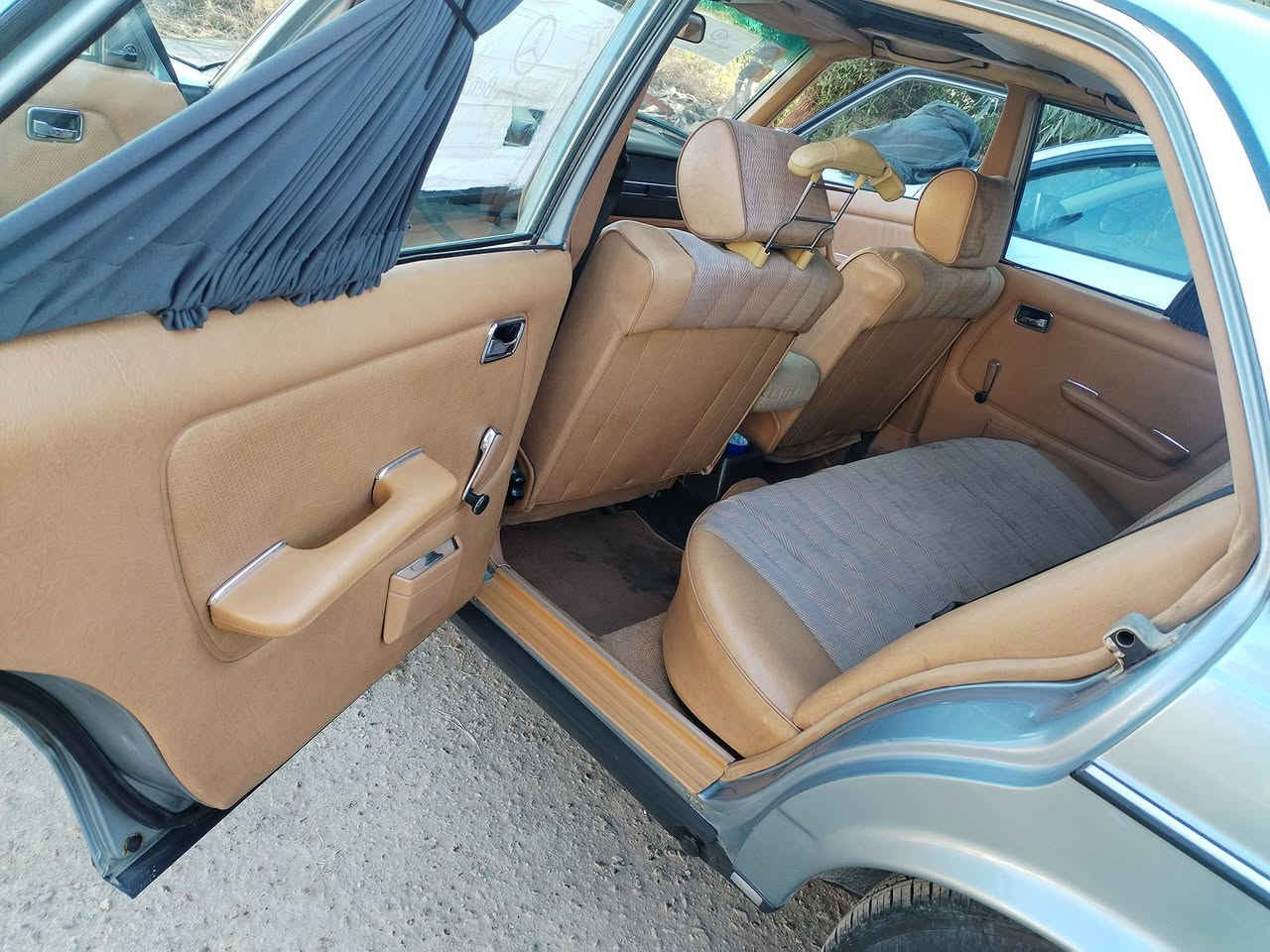 السلام عليكم مرسيدس w123موديل 84 سياره كامله مكمله من حداديه كير محرك تبريد تخم تاير سياره بلاديه وخير من الله اربعه سلندر 230 رقم بغداد باسمي سنويه لل29  معروضه 78 العنوان الصويره قرب المعهد الفني .***********
السياره احلى من الصور ...
