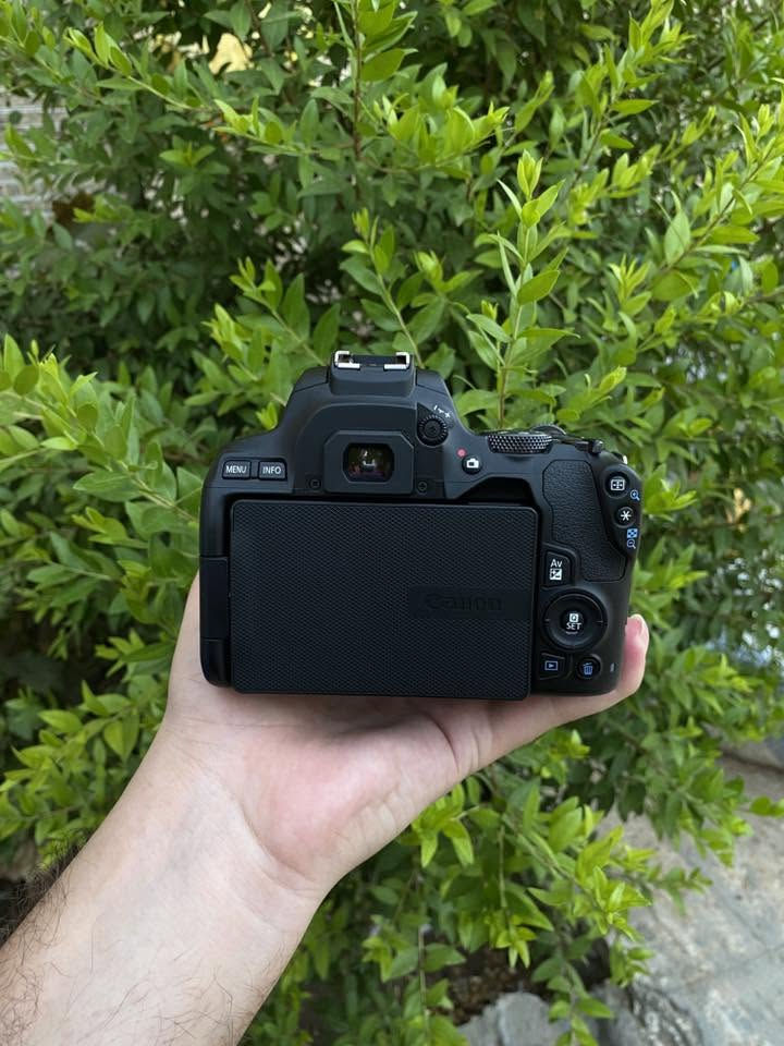 للبيع كامرا كانون 250D شاشة لمس قلاب 4K تصوير +wifi+ بلوتوث
سرعه ودقه وسلاسه فولل
نضافه 100%   
ملحقات 
عدسه 18-55
شاحنه
بطاريه 
حزام
السعر 625 الف وبي مجال 
مكان بغداد البنوك 
لايوجد توصيل


**إذا كنت صاحب هذا الإعلان وتريد حذفه لأي سبب، رجاءا أرسل رسالة إلى الدعم الفني**