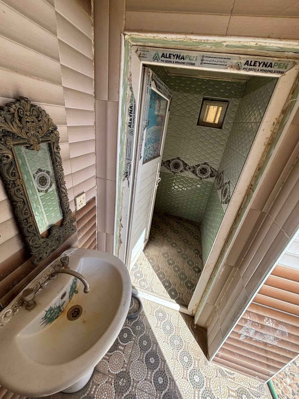 بيت للايجار مرتب في شارع سالم 200م يحتوي على اربع غرف نوم وصاله ومطبخ وصحيات  واستقبال وكراج وحديقة 
للاستفسار الاتصال على الرقم الموجود ***********
