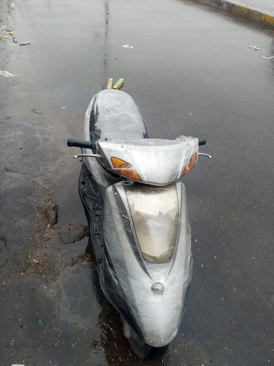 سلام عليكم شباب دراجة بريز المكينة مكفولة والكهربائيات كاملة والكابريتر بلادية السعر400وبيه مجال***********
