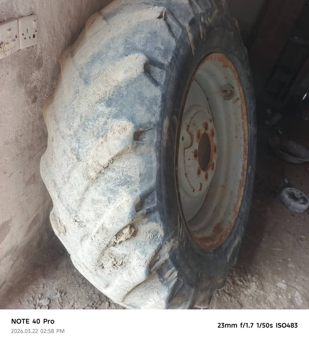 سلام عليكم تايرات بلاروس للبيع الحجم 34/18 تايرات نضاف إذا كو مراوس 30 الاستفسار،*********** المكان ناصريه قلعه سكر
