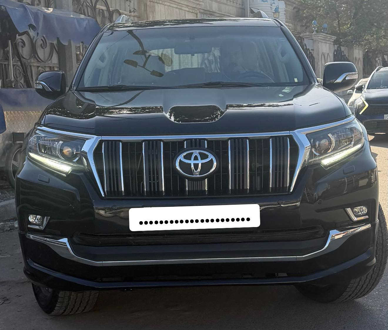 السلام عليكم
_لاندكروز برادو ((vx)) موديل 2020 فول ١/١
_استيراد خاص  شركة المهند  
_لون اسود 
_محرك 4سلندر vvti
_كشنات كهرباء جلد
_تبريد ٣ قطع 
_بصمة
_فتحة
_ترحيب
_تشغيل عن بعد 
_كفاله عامه كير محرك ماشيه(( ٧٥ ))
_رقم سياره سليمانيه (بأسمي تحويل ثاني يوم)

..السعر… (٣٥٠$) بيه مجال بسيط 

مكان السيارة بغداد _حي القاهره

اللاستفسار ((***********))
