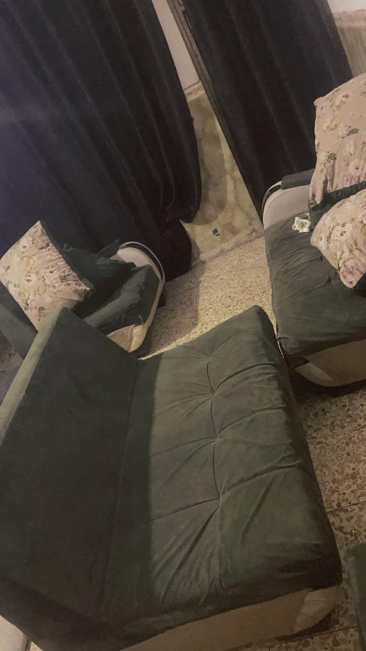 ديوان تركي 6 مقاعد مع كوشات كبار مقعد كبير واسع مريع سفنج اصلي نضيف خشب قوي السعر 125 المكان الامين الاولى بغداد ***********
